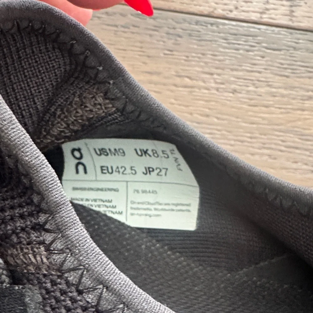 On Running Cloudeasy Men's Black and White Sneakers. No Box